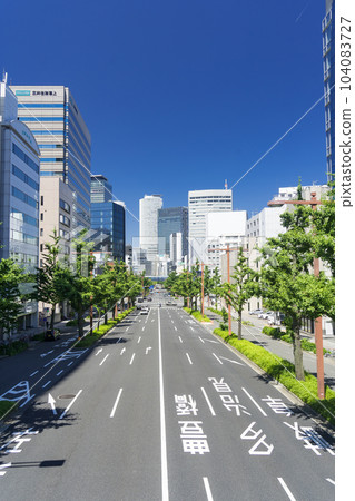 名古屋中區城市景觀櫻花通銀杏樹和名古屋車站大樓從丸之內人行天橋看Newtas 104083727