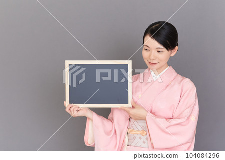 拿著黑板的和服女人 拿著黑板的和服女人 104084296