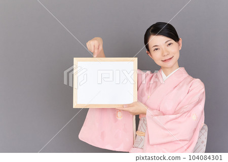 拿著白板的和服女人 拿著白板的和服女人 104084301