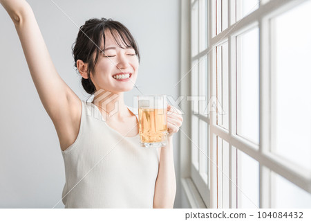 在家喝啤酒的亞洲女人(啤酒杯) 在家喝啤酒的亞洲女人(啤酒杯) 104084432