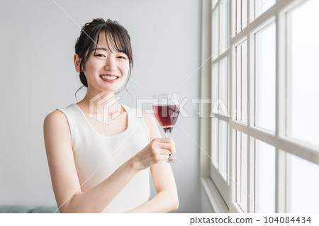 在家喝紅色飲料的亞洲女性(紅酒、針葉櫻桃、石榴、紫蘇、多酚、單寧) 在家喝紅色飲料的亞洲女性(紅酒、針葉櫻桃、石榴、紫蘇、多酚、單寧) 104084434