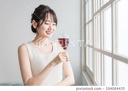Asian women who drink red drinks at home (red wine, acerola, pomegranate, perilla, polyphenols, tannins) 104084435