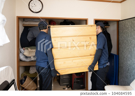 兩名工人正在搬運壁櫥 104084595