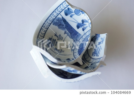 Broken pottery (*not an antique) 104084669