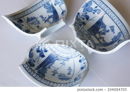 Broken pottery (*not an antique) Broken pottery (*not an antique) 104084705