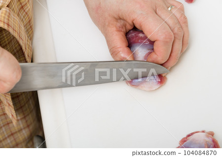 [家庭主婦用刀準備烤雞胗] 104084870