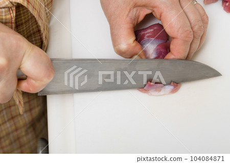 [家庭主婦用刀準備烤雞胗] 104084871