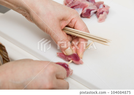 [Housewife skewering yakitori gizzards] 104084875