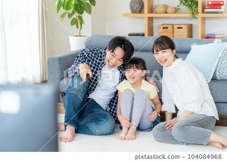 看電視的家庭 104084968