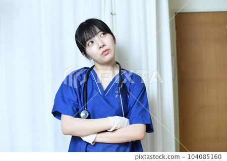 思考的醫務工作者女人 思考的醫務工作者女人 104085160