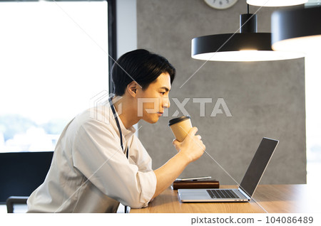 Portrait of a young man working in a cafe 104086489