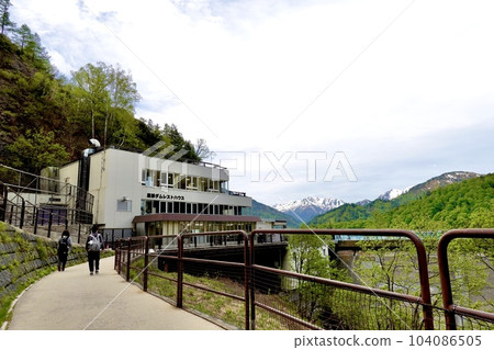 立山黑部阿爾卑斯山路線風景與黑部水壩休息所大樓富山縣中新川郡立山市 104086505