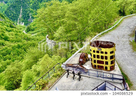 立山黑部阿爾卑斯山路線景觀與黃色混凝土桶，用於建造富山縣中新川區立山鎮黑部大壩 104086529