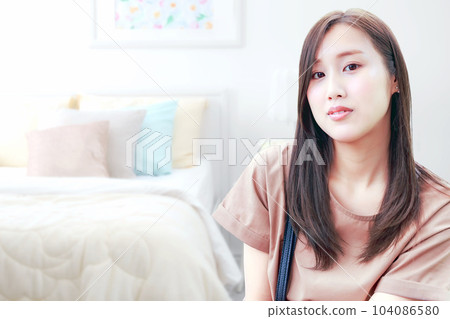 穿短袖的年輕女子 | 室內 穿短袖的年輕女子 | 室內 104086580