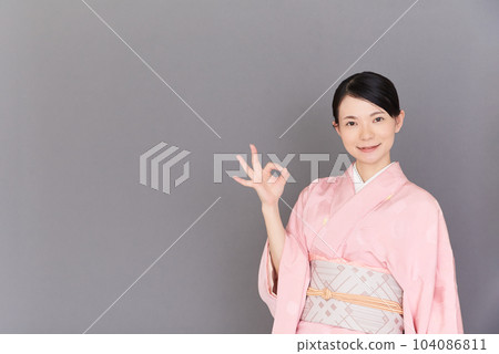 一個穿著和服的女人，給出一個好的信號 104086811