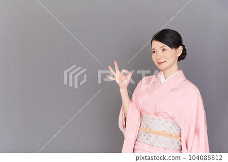 一個穿著和服的女人,給出一個好的信號 一個穿著和服的女人,給出一個好的信號 104086812