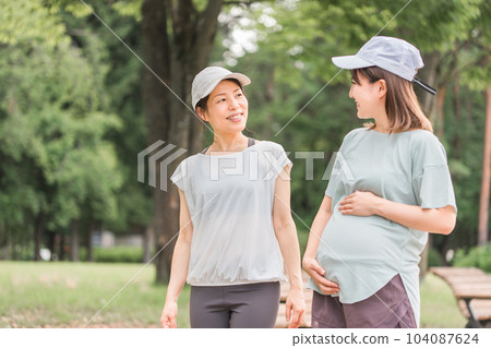 孕期運動散步有氧運動散步說話孕婦媽媽朋友們 104087624