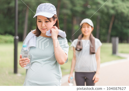 Exercise, walking, aerobic exercise, pre-mother who walks during pregnancy, pregnant women, mom friends Exercise, walking, aerobic exercise, pre-mother who walks during pregnancy, pregnant women, mom friends 104087627