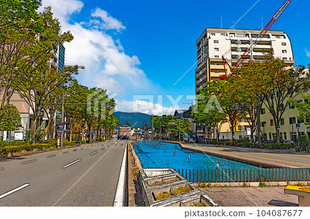 [Illustration-style Kyoto] Modern view is cool and cool Oike Street 104087677