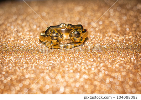 Cat shaped gold ring 104088082