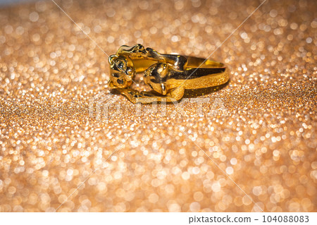 Cat shaped gold ring 104088083