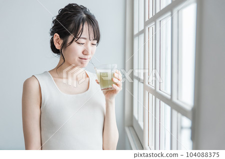 Asian woman who doesn't like vegetables drinking green smoothie at home (can't drink, not good at it, troubled, worried) Asian woman who doesn't like vegetables drinking green smoothie at home (can't drink, not good at it, troubled, worried) 104088375