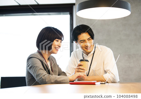 Male and female office workers meeting 104088498