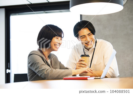 男性和女性上班族會議 104088501