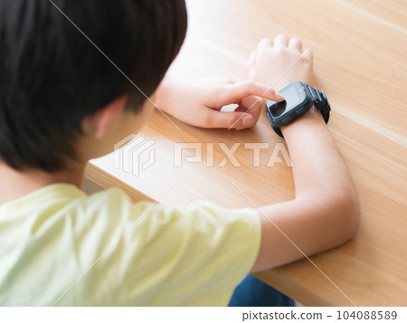孩子的手臂戴著智能手錶 104088589