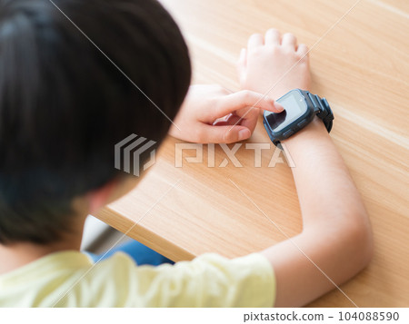 孩子的手臂戴著智能手錶 104088590