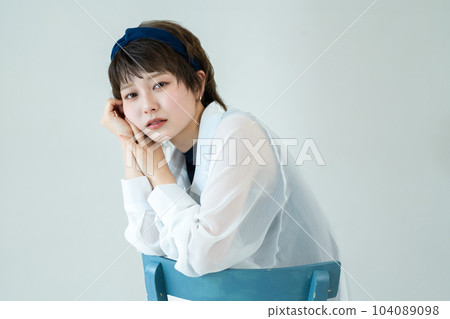 Anxious young woman 104089098