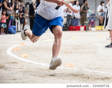 在小學運動會上接力賽的孩子 104089736