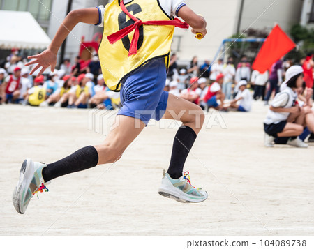 在小學運動會上接力賽的孩子 在小學運動會上接力賽的孩子 104089738