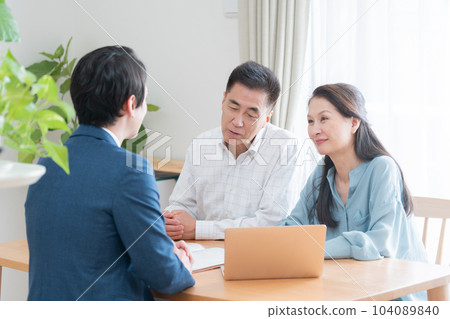 Salesman and elderly couple Salesman and elderly couple 104089840