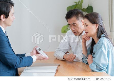 考慮購買房地產的年長夫婦 104089889