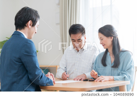 簽訂合同的年長夫婦 簽訂合同的年長夫婦 104089890