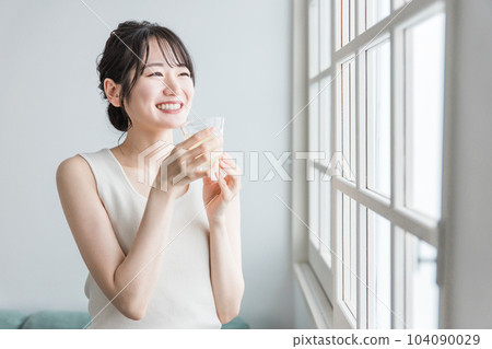 亞洲女性早上在家喝含有膠原蛋白/胎盤/維生素C的美容飲料/美容汁 104090029