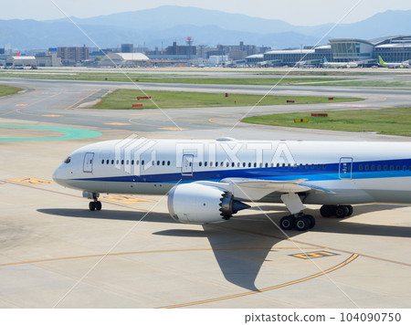 飛機降落在機場跑道上 104090750