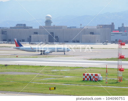 飛機降落在機場跑道上 104090751