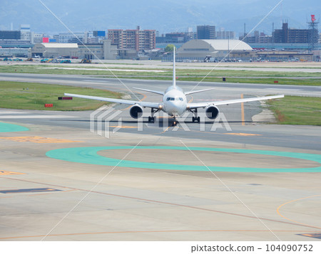 飛機降落在機場跑道上 104090752