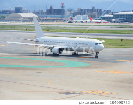 飛機降落在機場跑道上 104090753