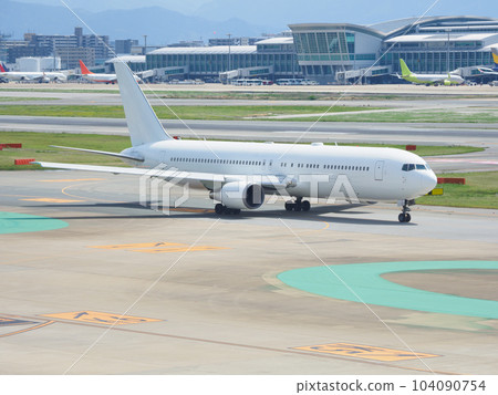 飛機降落在機場跑道上 104090754