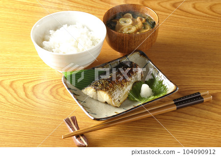 設置烤鯖魚的膳食 104090912