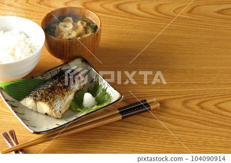 設置烤鯖魚的膳食 104090914