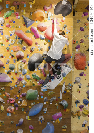 年輕女子抱石 104091142