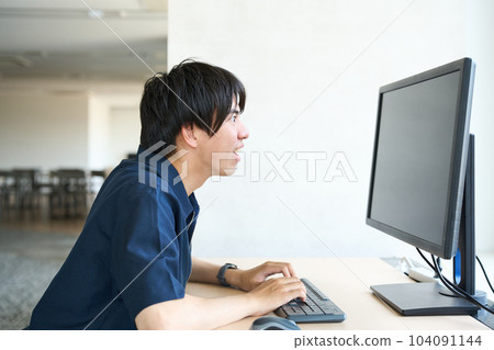 看顯示器的驚奇的人 104091144