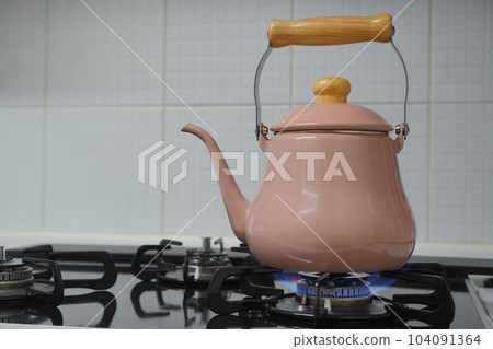 I bought a new pink kettle. Try it out right away. I bought a new pink kettle. Try it out right away. 104091364