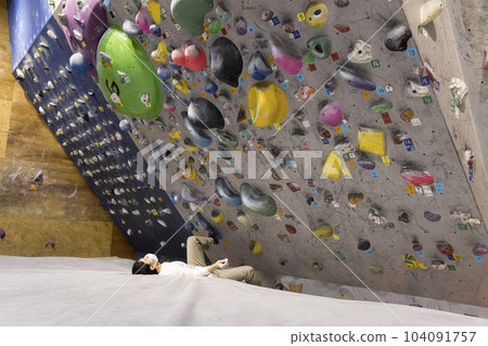 抱石圖片 一個年輕人在挑戰失敗後躺在墊子上 104091757