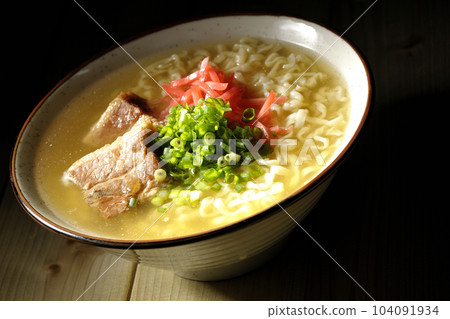 沖繩五花肉蕎麥麵,大量的小蔥和醃姜 沖繩五花肉蕎麥麵,大量的小蔥和醃姜 104091934