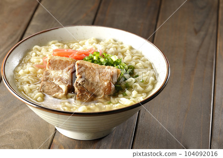 沖繩五花肉蕎麥麵，大量的小蔥和醃姜 104092016